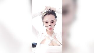 【喵喵是个猫】极品颜值酒窝美女，戴眼镜扎起头发，简直完美脱下内裤露肥臀，揉捏白皙奶子，掰穴特写洞洞很小紧致