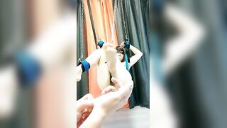 SM蹂躏母狗人妻还有点奶水【下篇】吊起来玩逼草嘴道具给她搞喷，风油精刺激菊花和逼逼爽到喷尿，深喉草嘴干骚逼