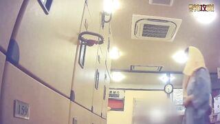 【专业女盗手】大众洗浴场真实偸拍女客【换衣室-上篇】内部春光，一屋子不穿衣服的女人，老中青都有隐私部位看个够
