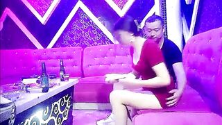 【夜场歌厅】一袭红裙佳人作陪，饮酒唱歌好快活，灯红酒绿，沙发交合娇喘不断，淫靡劲爆