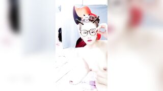 【奇葩母女双人秀】漂亮妹子带妈妈一起下海，自摸骚逼，观众要求看你妈逼，翘起屁股看骚穴，撩起衣服揉捏奶子