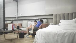 【我有一台拖拉机】2000约腼腆小姐姐，这颜值怎么忽高忽低的，翘臀圆润，小伙暴力插逼，陶醉其中爽了