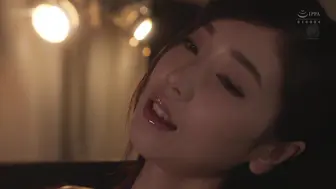 JUQ-133 站在走廊对面窗边的已婚妇女达到了性高潮，她因乳头受到刺激而感到极度愉悦，身体扭动着 #小松杏