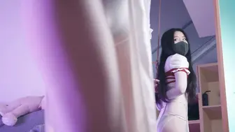 【悠米】《神圣修女被绑记》3 修女身着白色全包丝袜和12cm的高跟吊着罚站，还要被迫看着镜子里被玩弄的自己