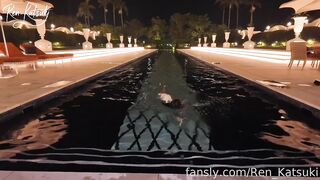 泳池里自娱自乐，在泳池边用振动假阳具操我湿润紧致的阴户