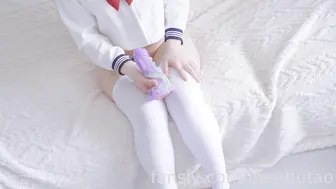 JK美少女骑着大假阳具，直到可爱的颤抖高潮！