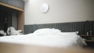 网红主播兼职下海_偷偷拔套操哭妹妹，过程十分惊险刺激！_4K字幕版1