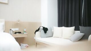 高端外围场，极品小少妇，肤白貌美，近距离口交舔穴，高潮迭起干爽真刺激