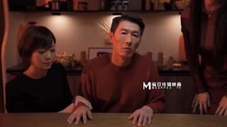 MD0208 荒诞家族 淫游之春 快感刺激的极致调教