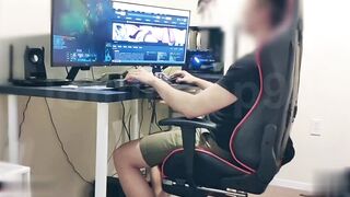 Loliiiiipop99 - 欲火中烧骚女友想要鸡巴用尽一切办法打扰我玩英雄联盟- 字幕  loliiiiipop99 下面有根棒棒糖 OnlyFans