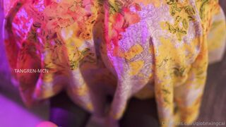 剧情新作-激情一夜 A night of passionbr  br  被鸽的周年庆 与酒店先生的激情一夜 菜菜的嫩穴被服务生中出内射br  Anniversar