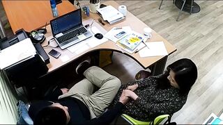 公司摄像头破解偸拍下班后经理与碎花连衣裙文员用电脑看黄片一起研究性爱动作在办公桌前打一炮！