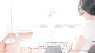 【玩偶姐姐】同居的他酒吧卫生间无套操穴颜射后口穴舔干净