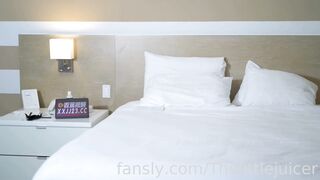 海边生活记录哦，偷偷的钻小树林，回酒店彻底释放性欲，潮吹特别彻底