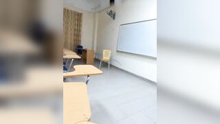 如今大学校园淫乱之风兴起，这是老师还是学生，教室里高潮喷水自慰，第二天好大的骚水味
